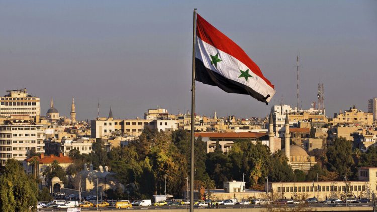 استشهاد 11 جندياً سورياً ومدنيين اثنين باعتداء ارهابي استهدف حافلة ركاب على طريق الرقة حمص