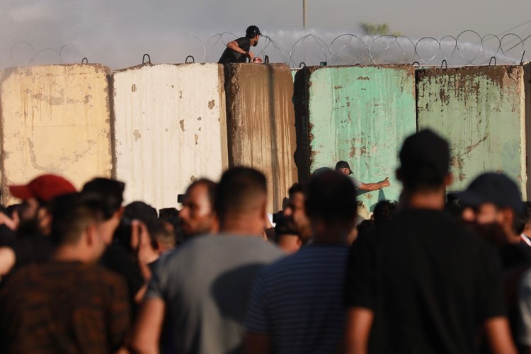 متظاهرون يقتحمون المجلس النيابي وسط بغداد.. والكاظمي يصدر بياناً