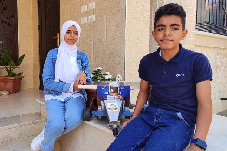 طفلان فلسطينيان يبتكران روبوتاً لحماية المزارعين من اعتداءات الاحتلال