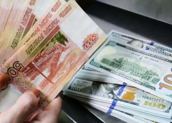 خبير: اقتراح روسيا باعتماد العملات الوطنية في التبادل التجاري ينهي سيطرة الغرب على العالم