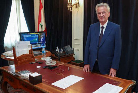 بزفّة” مصحوبة بالطّبل والزّمر” رياض سلامة يُنهي 30 عاماً من حُكمه لمصرف لبنان المركزي