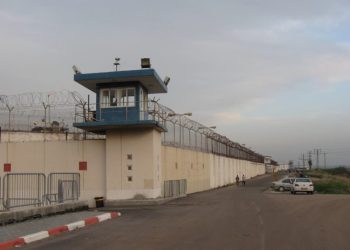 إعلام الأسرى: الاحتلال نقل أسرى غزة من سجن “النقب” إلى جهة غير معلومة